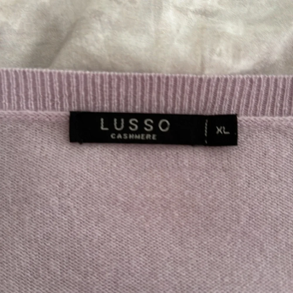 Lusso | Lavender 100% Cashmere V-Neck Sweater - Picture 4 of 6